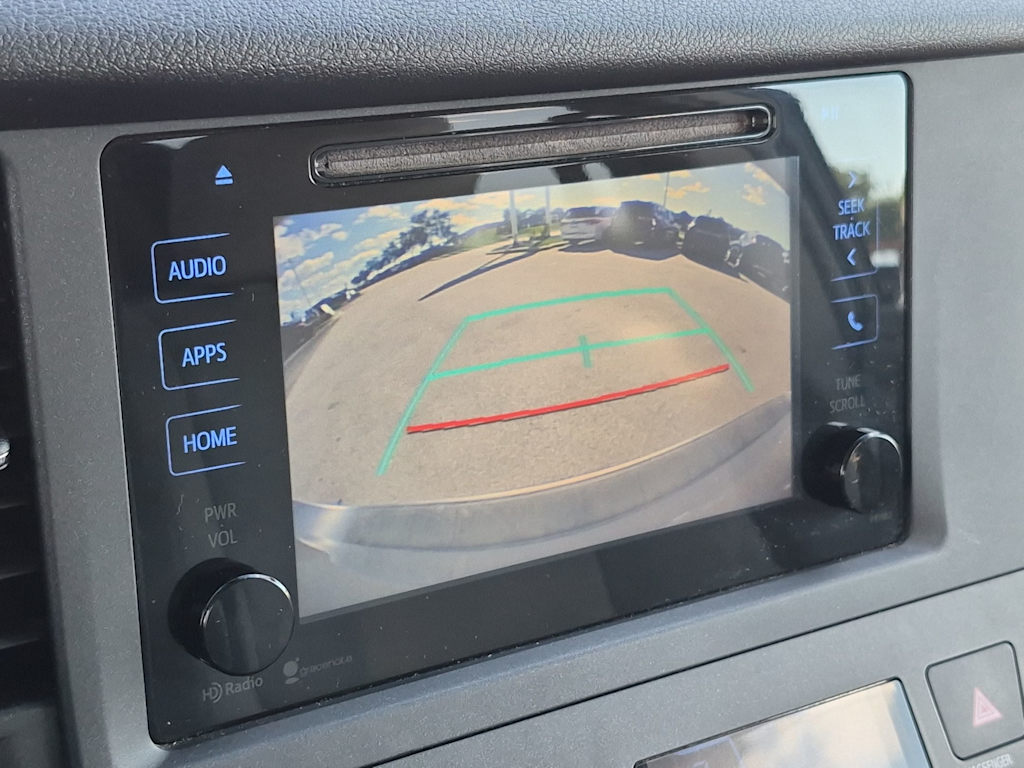 Thumbnail: 2015 Toyota Sienna - 32
