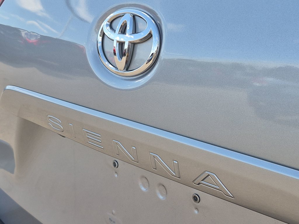 Thumbnail: 2015 Toyota Sienna - 7