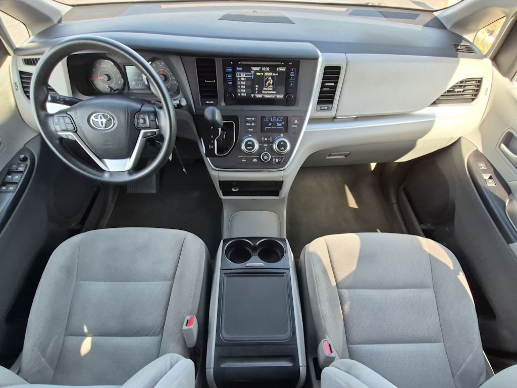 Thumbnail: 2015 Toyota Sienna - 9