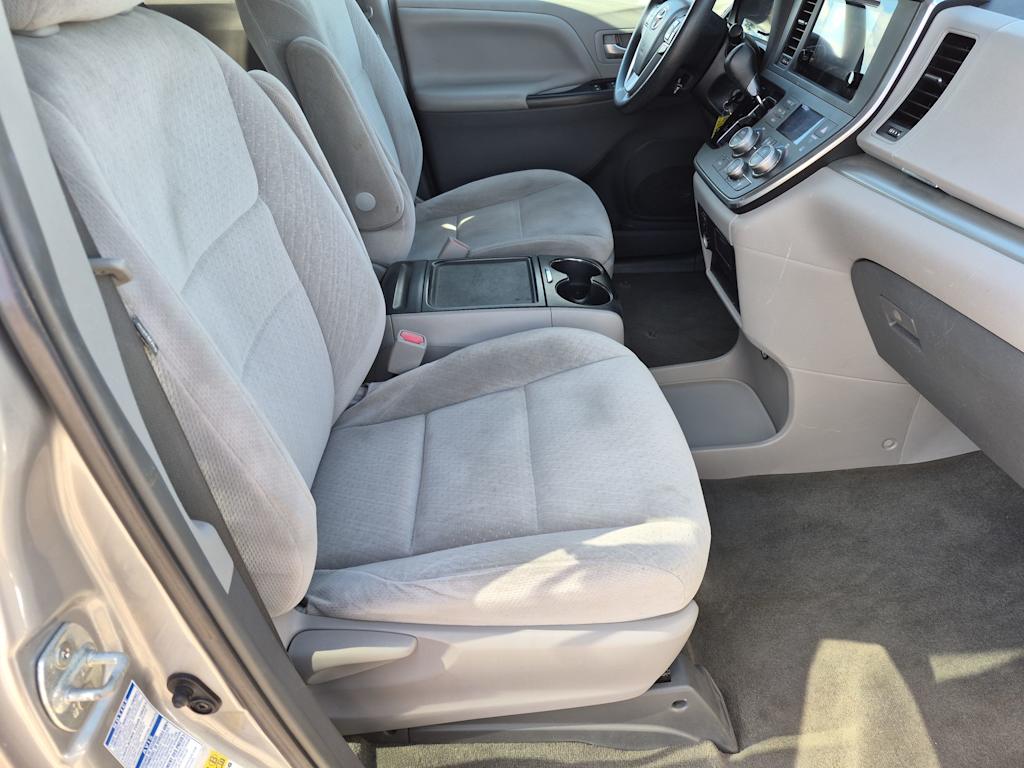 Thumbnail: 2015 Toyota Sienna - 11
