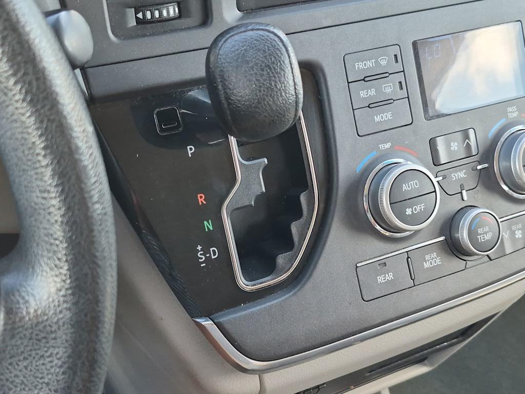 Thumbnail: 2015 Toyota Sienna - 15