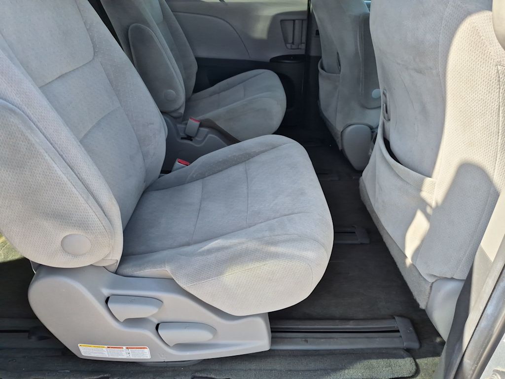 Thumbnail: 2015 Toyota Sienna - 27