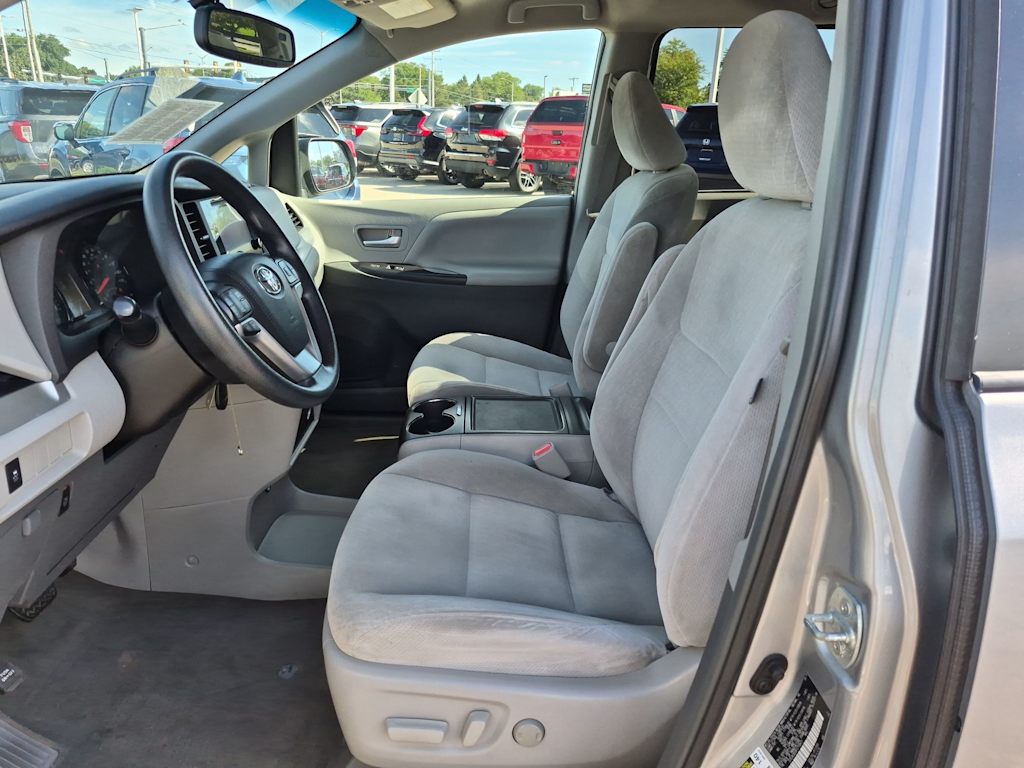Thumbnail: 2015 Toyota Sienna - 10