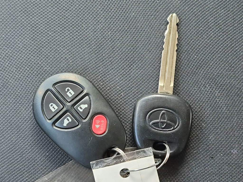 Thumbnail: 2015 Toyota Sienna - 17