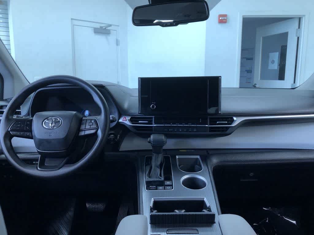Thumbnail: 2026 Toyota Sienna - 2