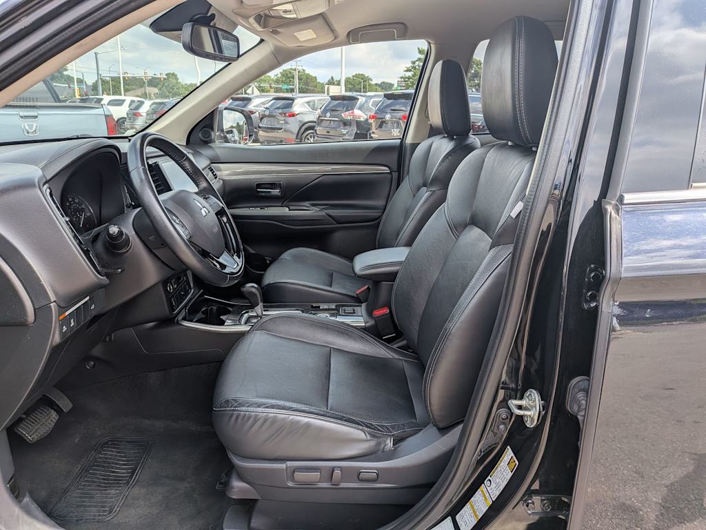 Thumbnail: 2020 Mitsubishi Outlander - 10