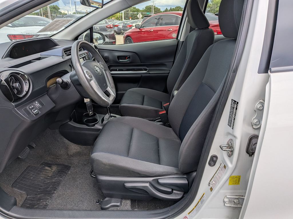 Thumbnail: 2016 Toyota Prius c - 9