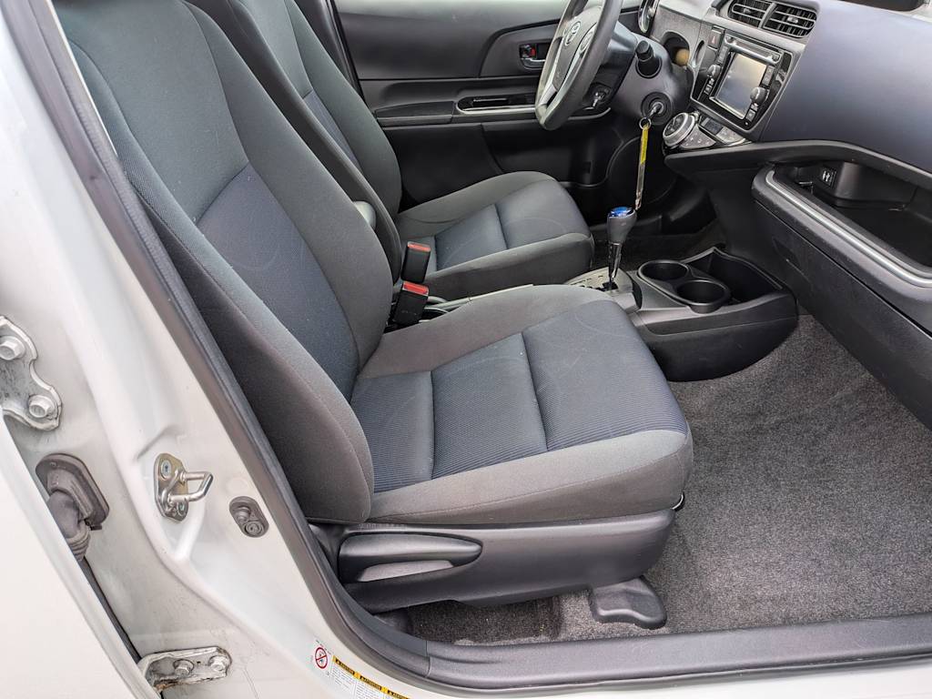 Thumbnail: 2016 Toyota Prius c - 10