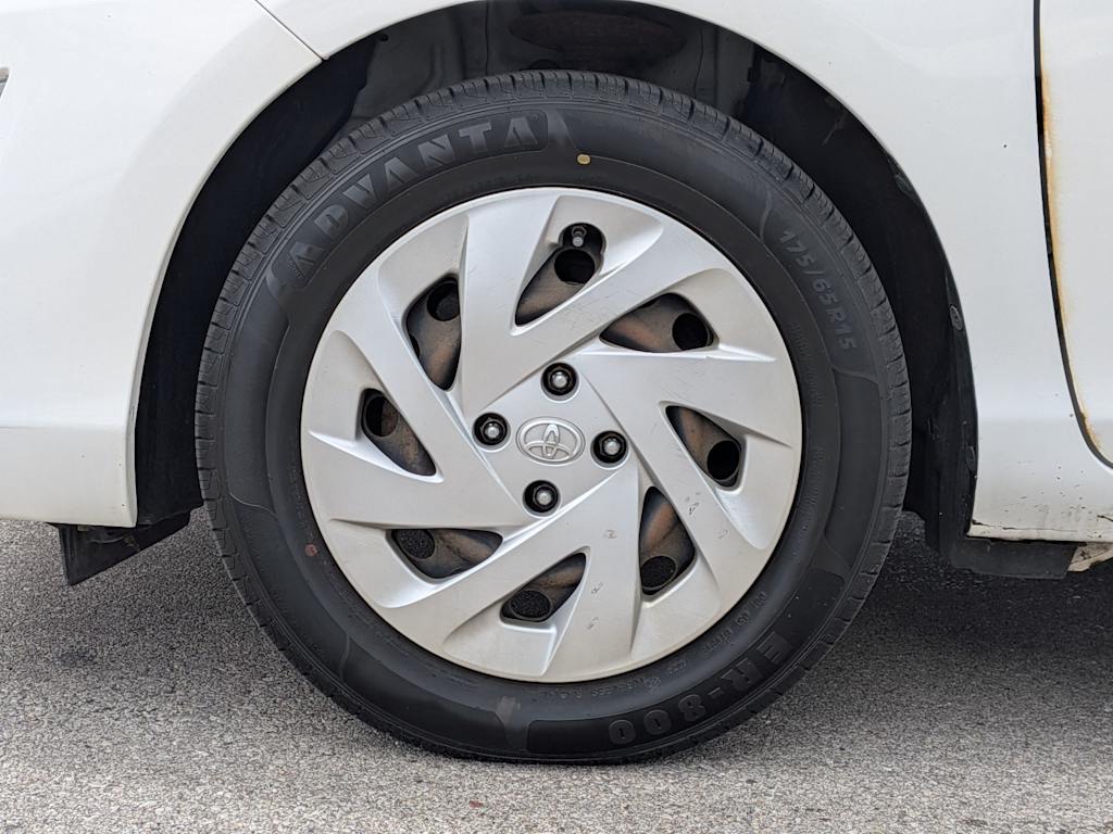 Thumbnail: 2016 Toyota Prius c - 7
