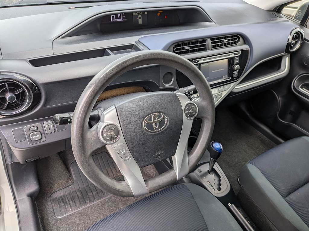 Thumbnail: 2016 Toyota Prius c - 8