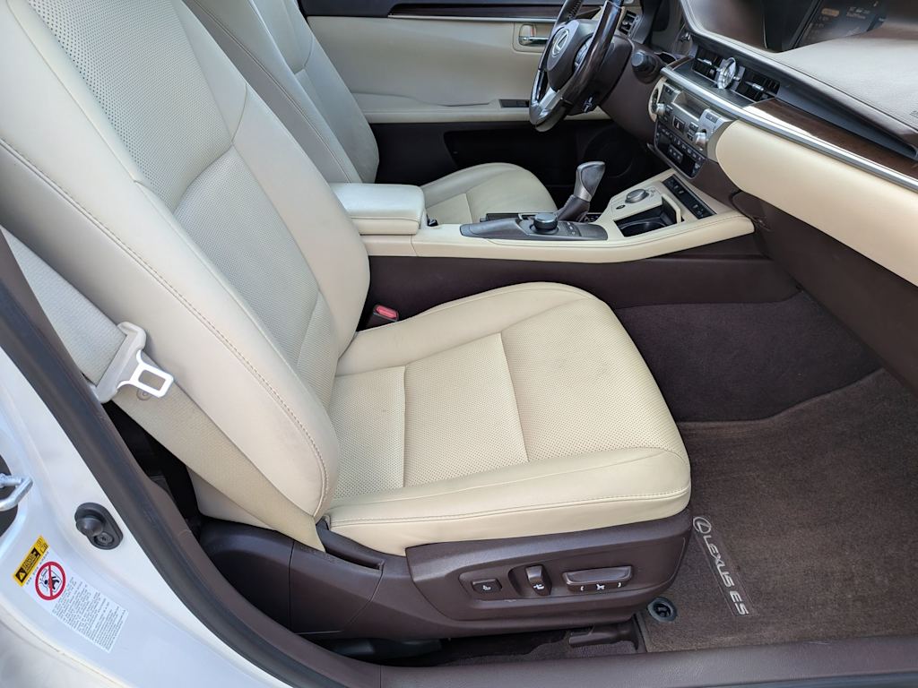 Thumbnail: 2016 Lexus ES - 10