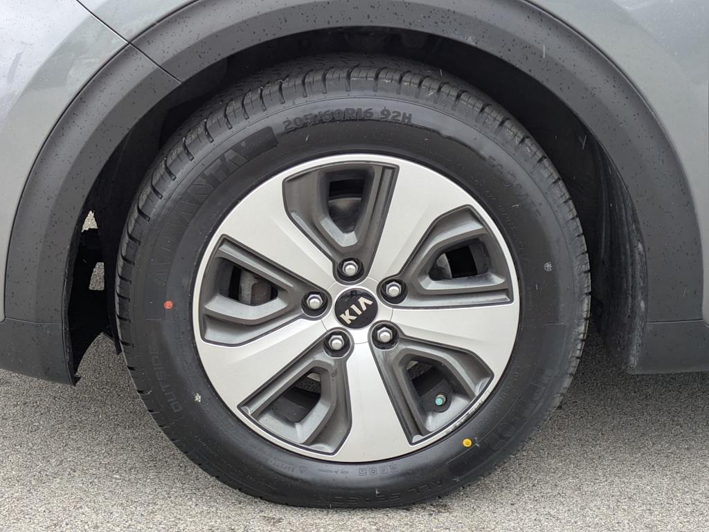 Thumbnail: 2017 Kia Niro - 8