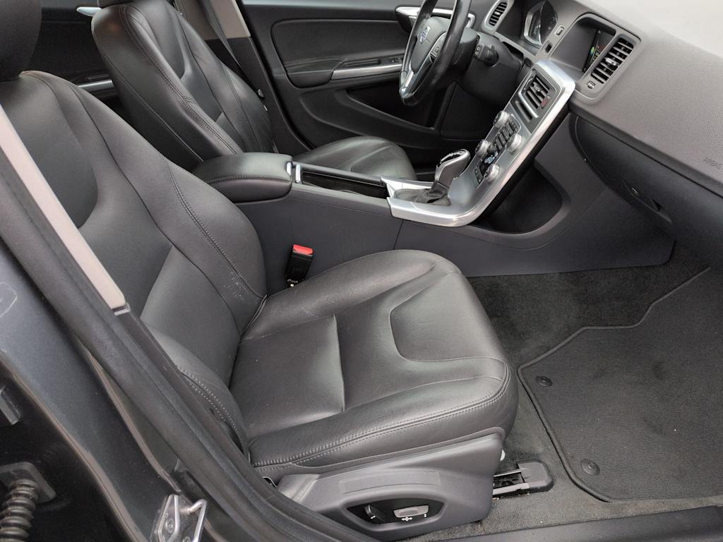 Thumbnail: 2017 Volvo V60 - 10