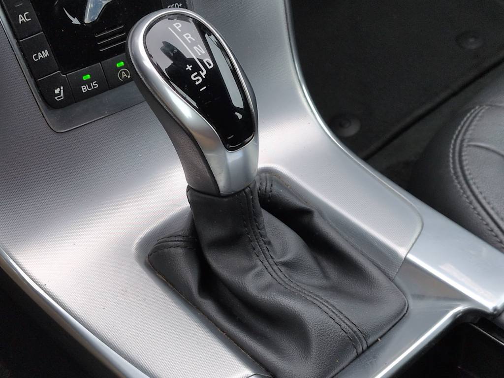 Thumbnail: 2017 Volvo V60 - 14