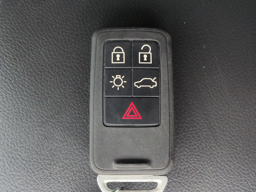 Thumbnail: 2017 Volvo V60 - 17