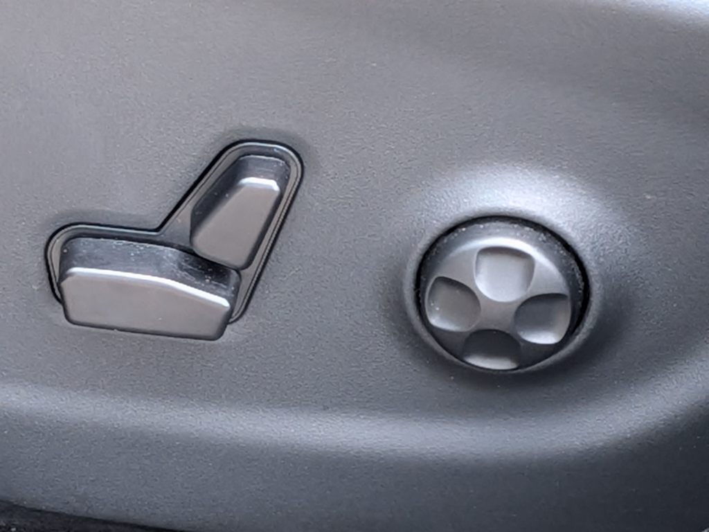 Thumbnail: 2019 Jeep Cherokee - 25