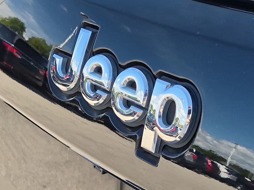 Thumbnail: 2017 Jeep Grand Cherokee - 24