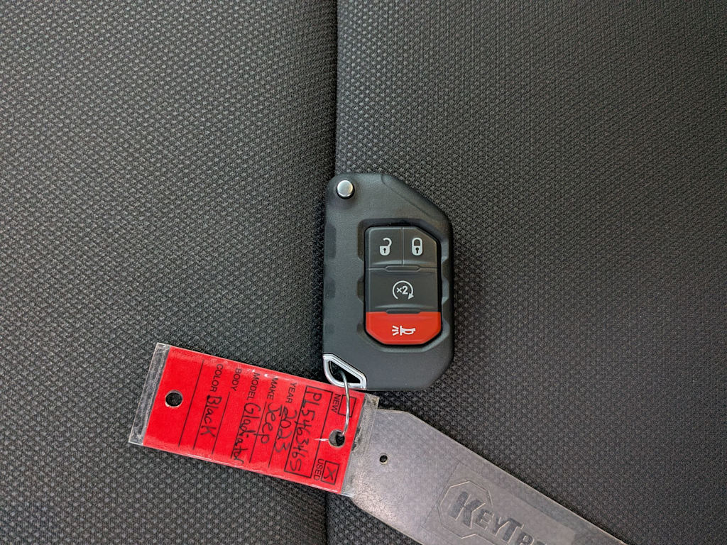 Thumbnail: 2023 Jeep Gladiator - 17