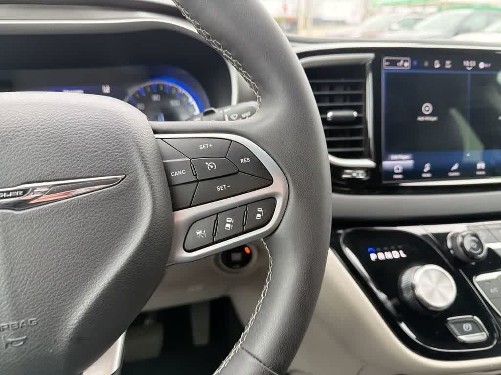 Thumbnail: 2024 Chrysler Pacifica - 32