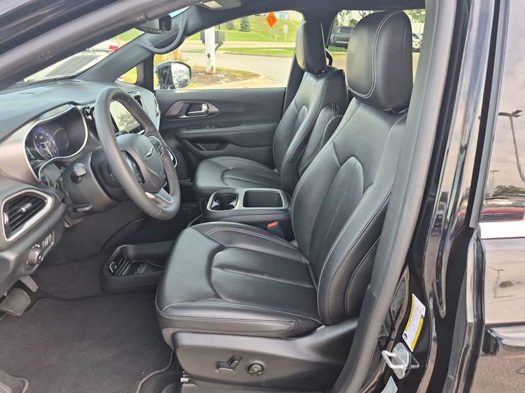 Thumbnail: 2026 Chrysler Pacifica - 9