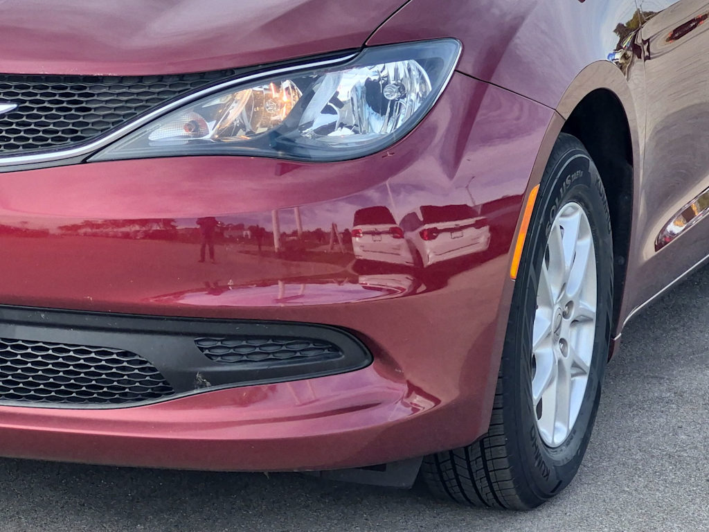 Thumbnail: 2021 Chrysler Voyager - 23