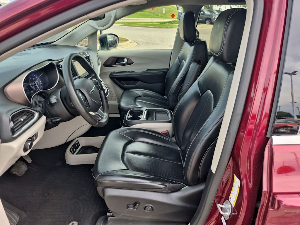 Thumbnail: 2021 Chrysler Voyager - 10