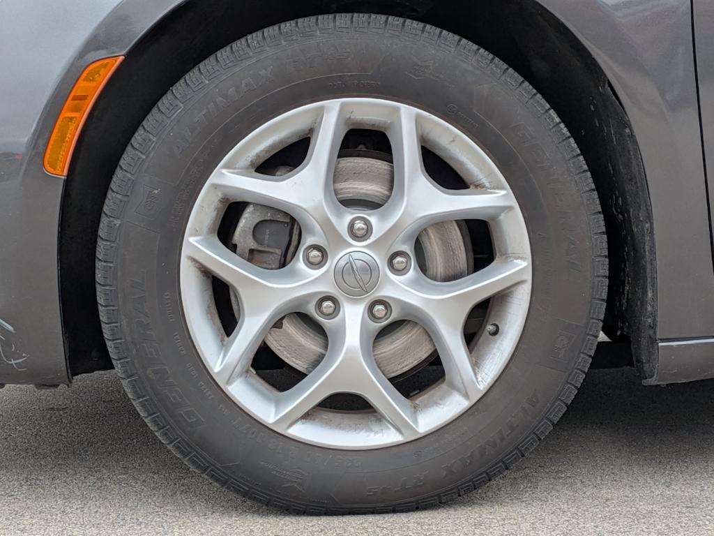 Thumbnail: 2018 Chrysler Pacifica - 8