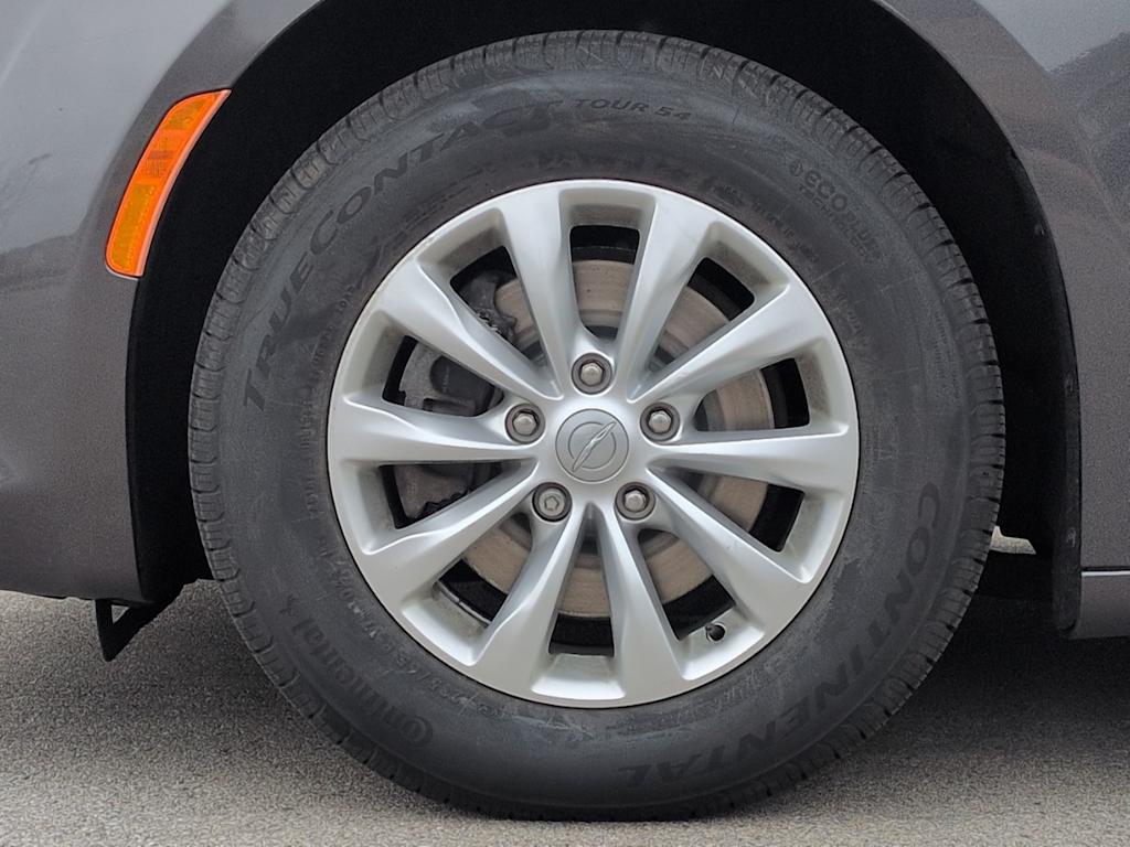 Thumbnail: 2018 Chrysler Pacifica - 6