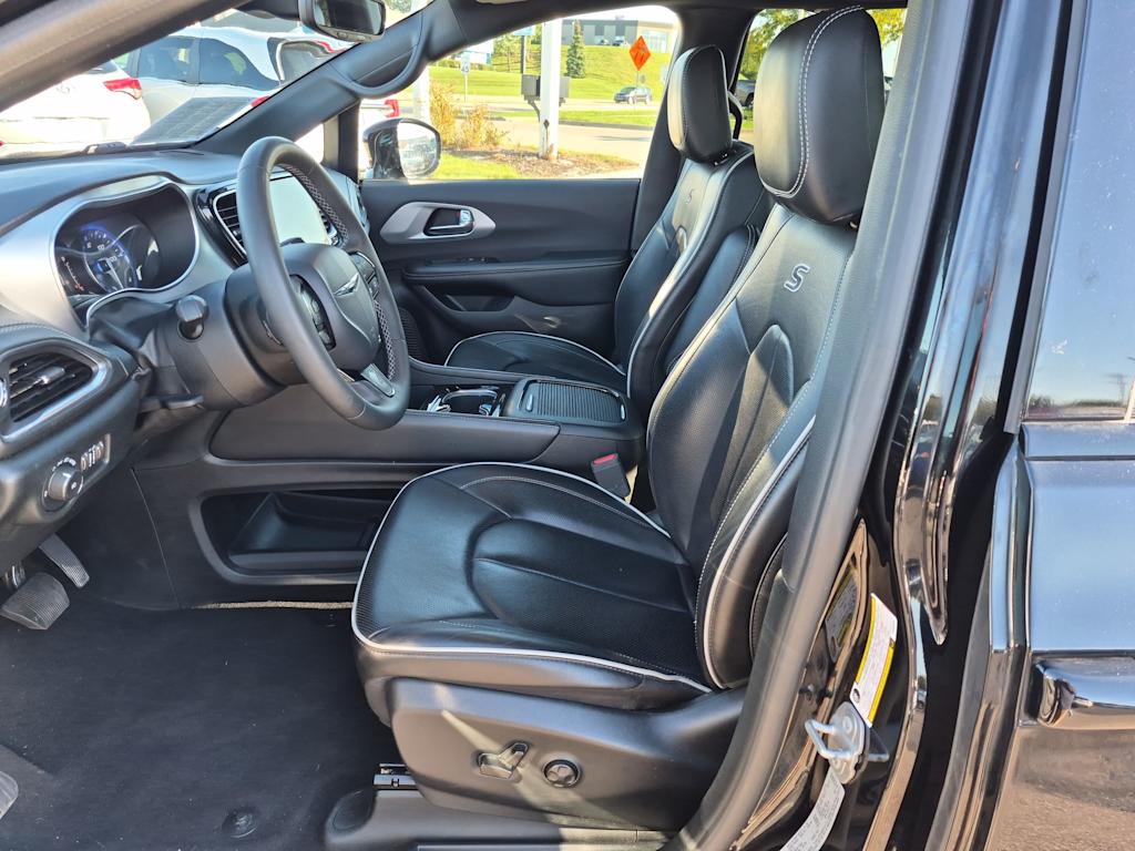 Thumbnail: 2025 Chrysler Pacifica - 10