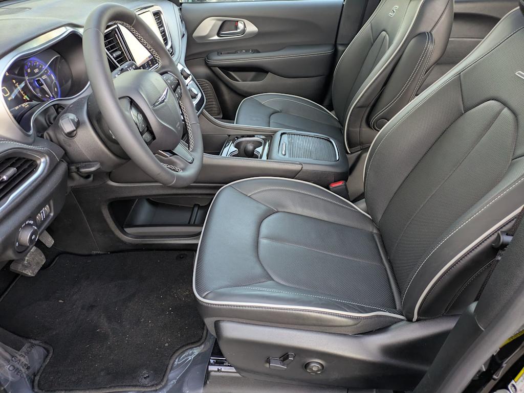 Thumbnail: 2026 Chrysler Pacifica - 8