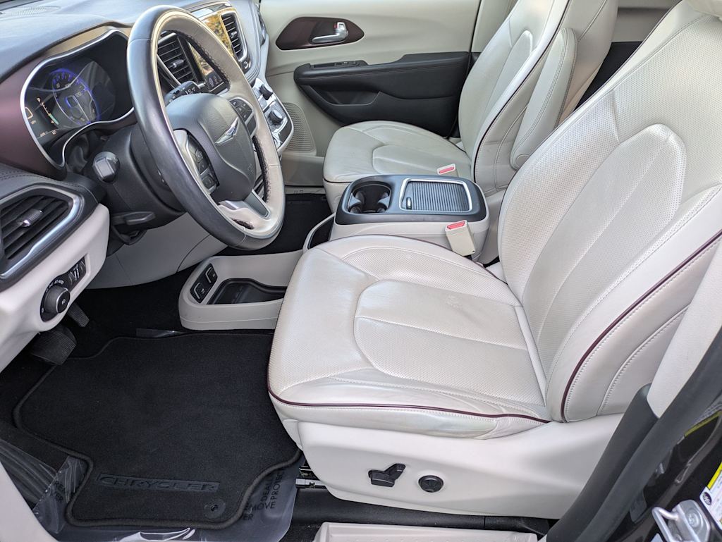 Thumbnail: 2017 Chrysler Pacifica - 10