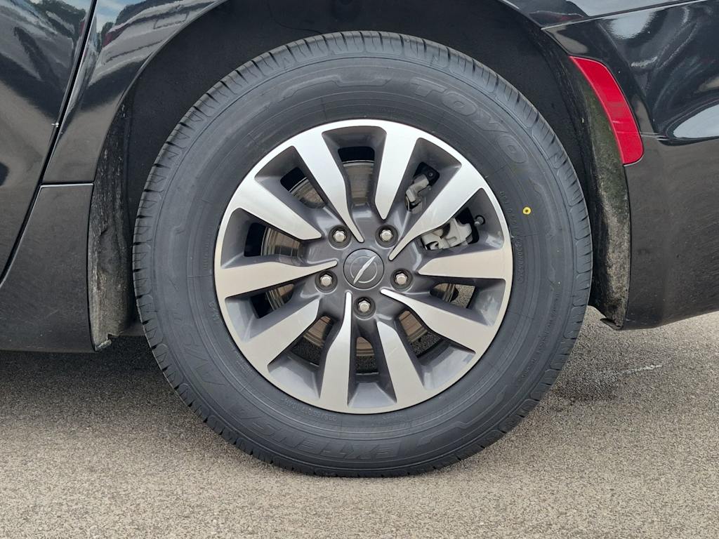 Thumbnail: 2024 Chrysler Pacifica - 8