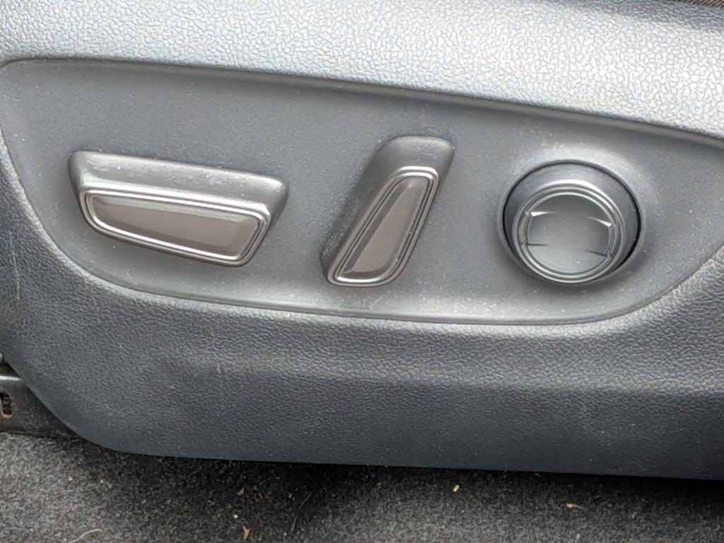 Thumbnail: 2019 Toyota RAV4 - 25
