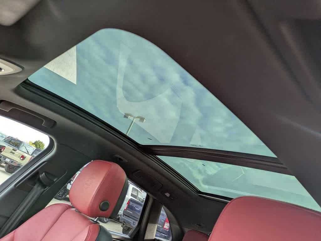Thumbnail: 2021 Porsche Macan - 25