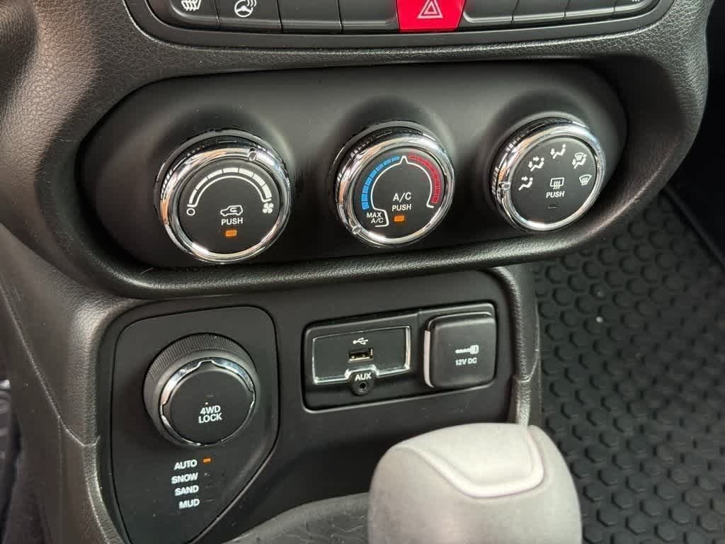 Thumbnail: 2017 Jeep Renegade - 21