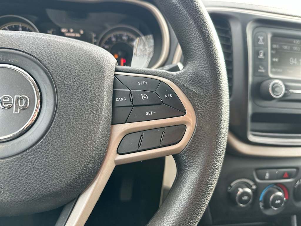 Thumbnail: 2017 Jeep Cherokee - 32