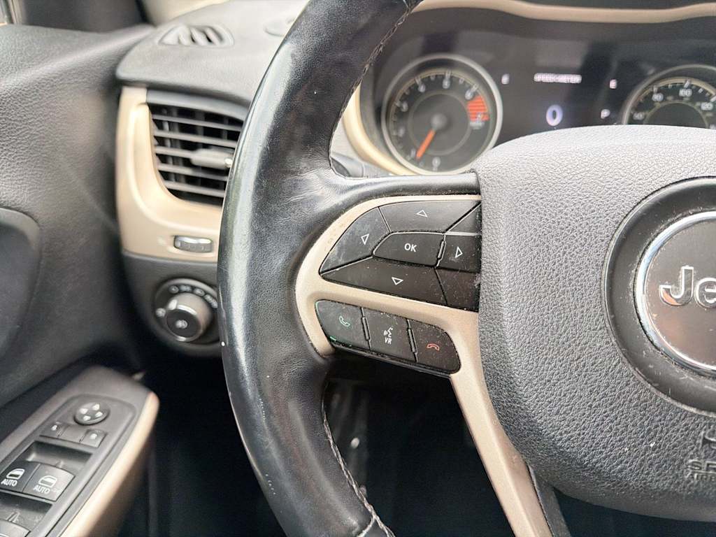 Thumbnail: 2018 Jeep Cherokee - 32