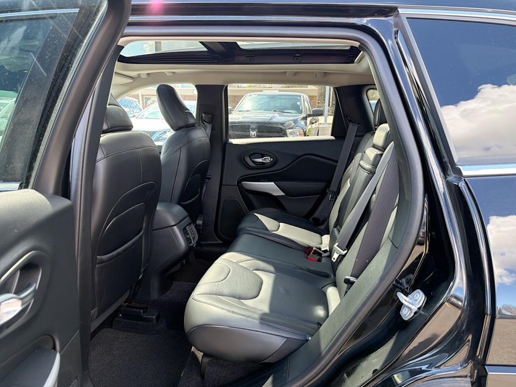 Thumbnail: 2017 Jeep Cherokee - 31