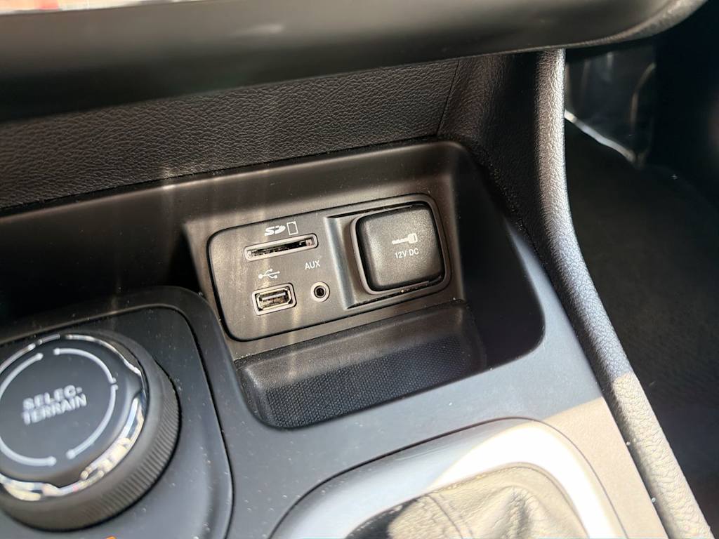 Thumbnail: 2017 Jeep Cherokee - 36