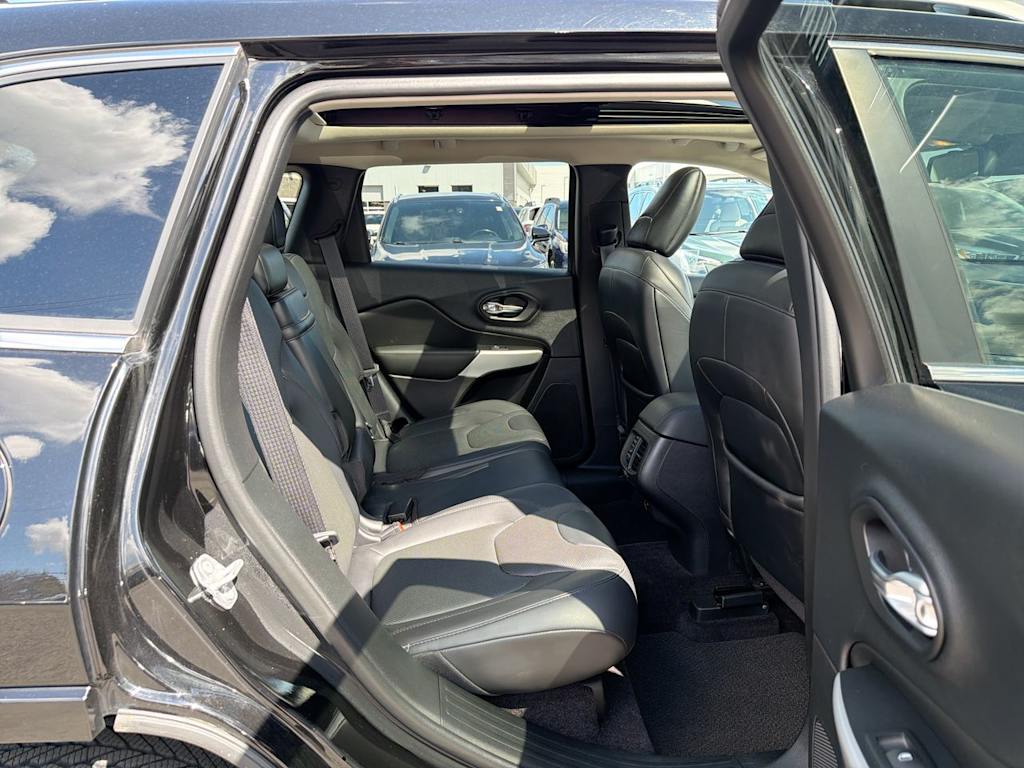 Thumbnail: 2017 Jeep Cherokee - 32