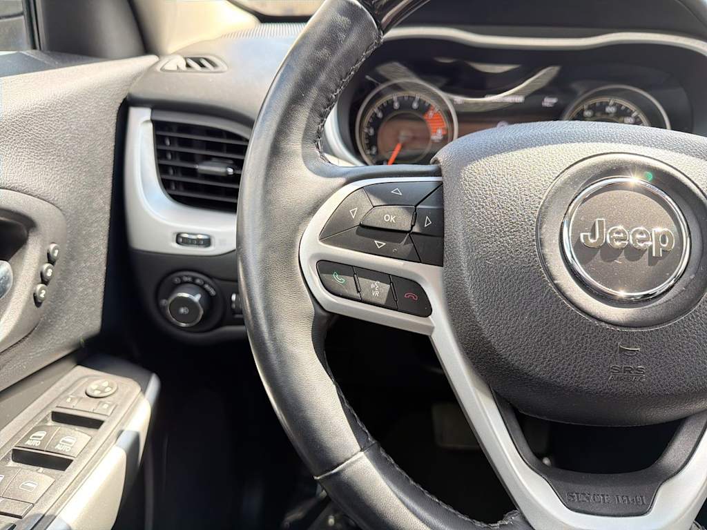 Thumbnail: 2017 Jeep Cherokee - 33