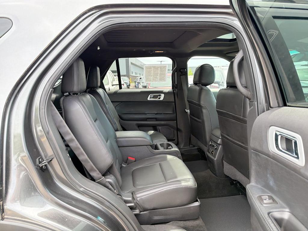 Thumbnail: 2015 Ford Explorer - 32