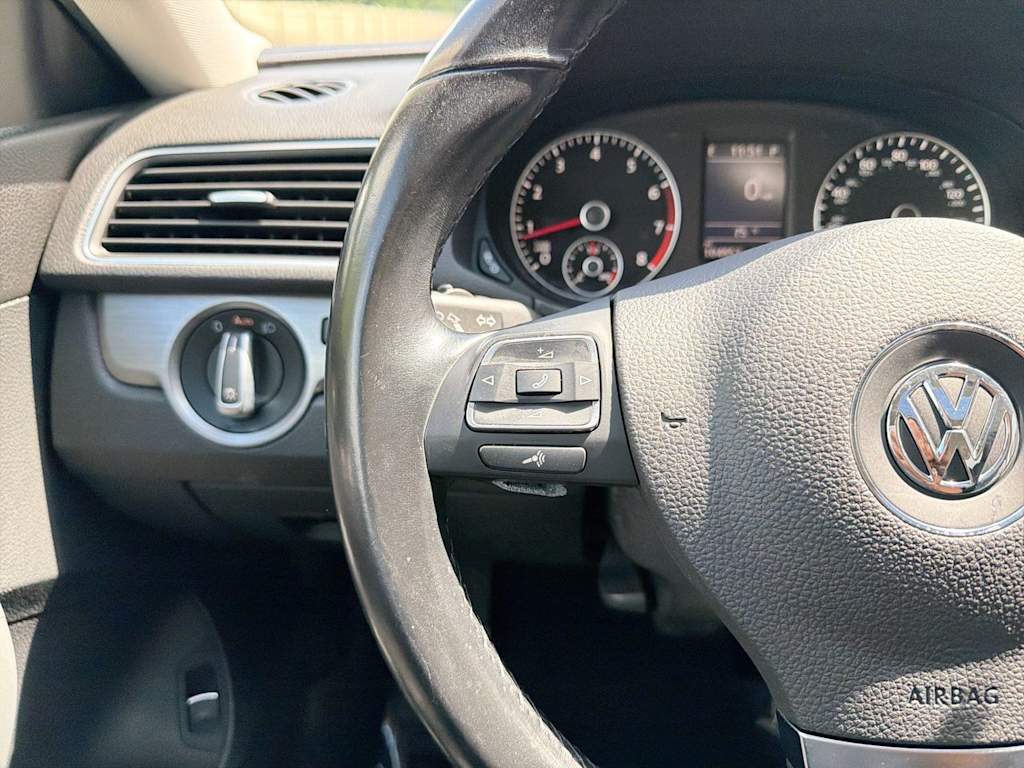 Thumbnail: 2014 Volkswagen Passat - 33