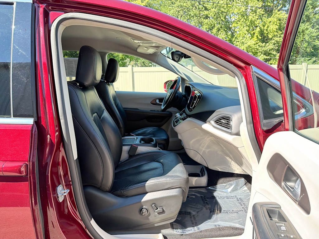 Thumbnail: 2017 Chrysler Pacifica - 32