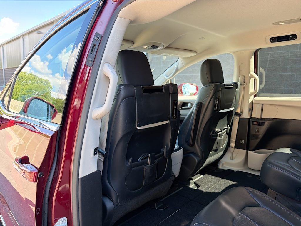 Thumbnail: 2017 Chrysler Pacifica - 9