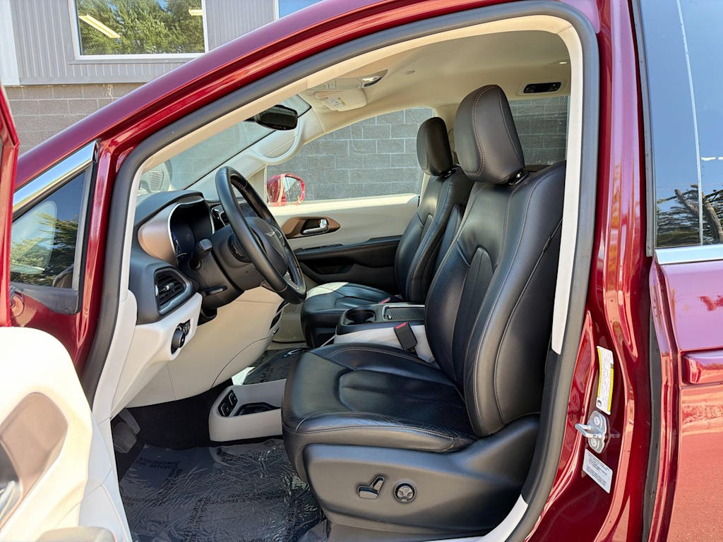 Thumbnail: 2017 Chrysler Pacifica - 10