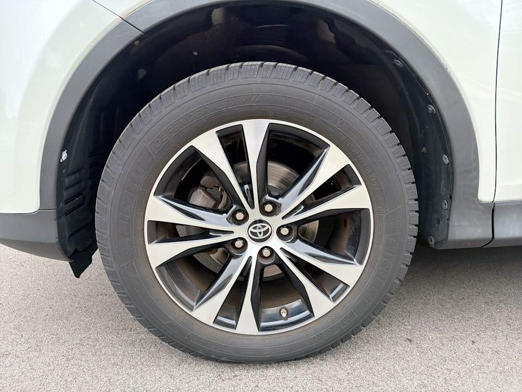 Thumbnail: 2015 Toyota RAV4 - 8