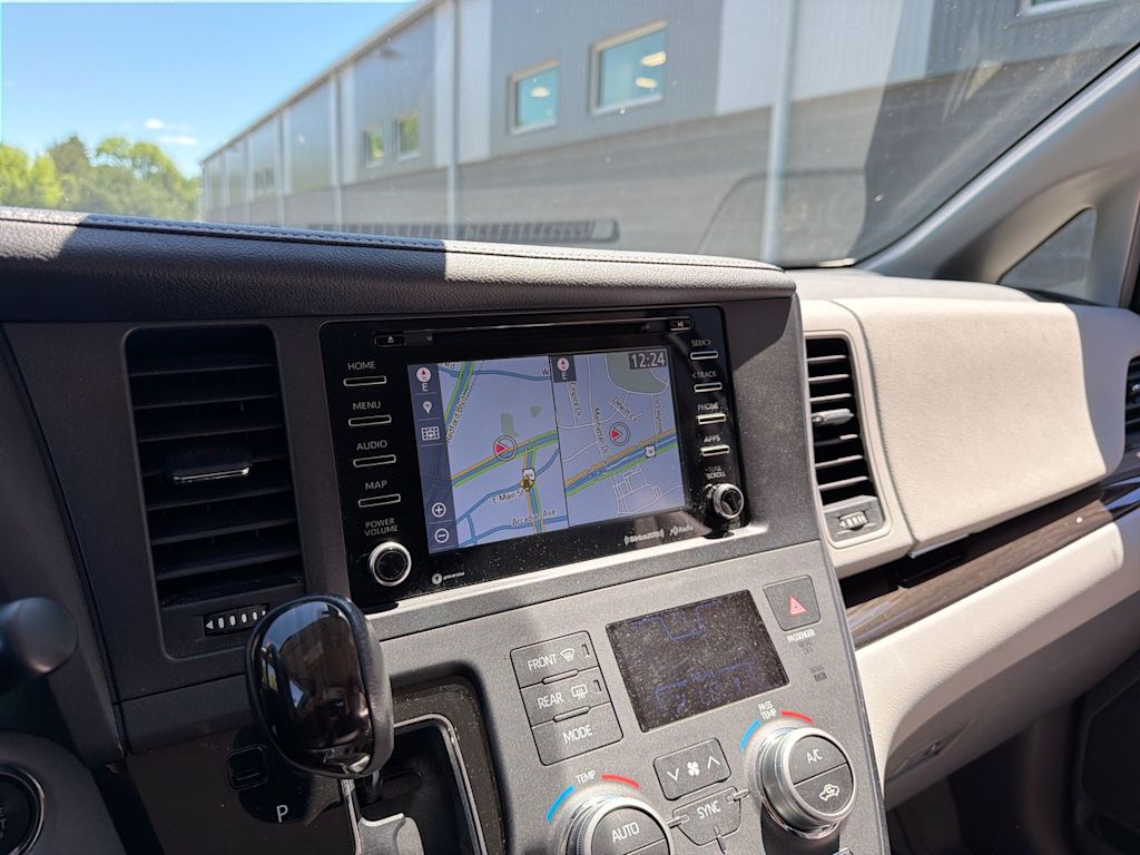 Thumbnail: 2018 Toyota Sienna - 13
