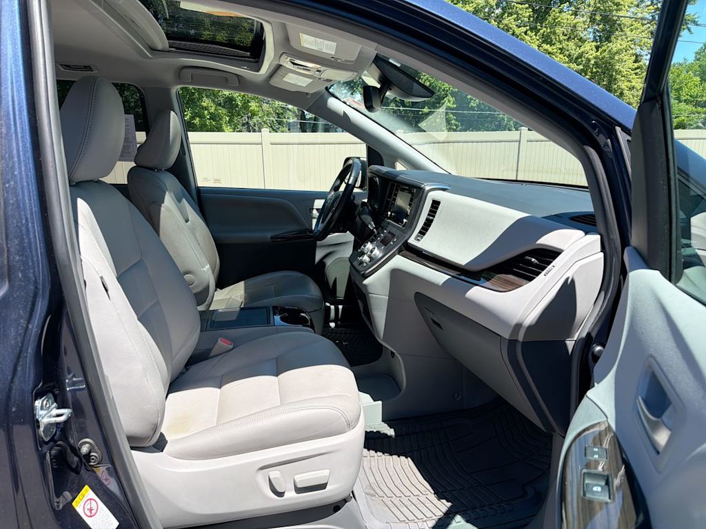 Thumbnail: 2018 Toyota Sienna - 11