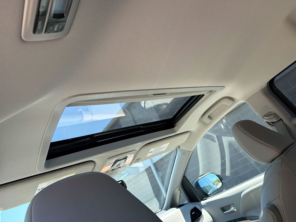 Thumbnail: 2018 Toyota Sienna - 29